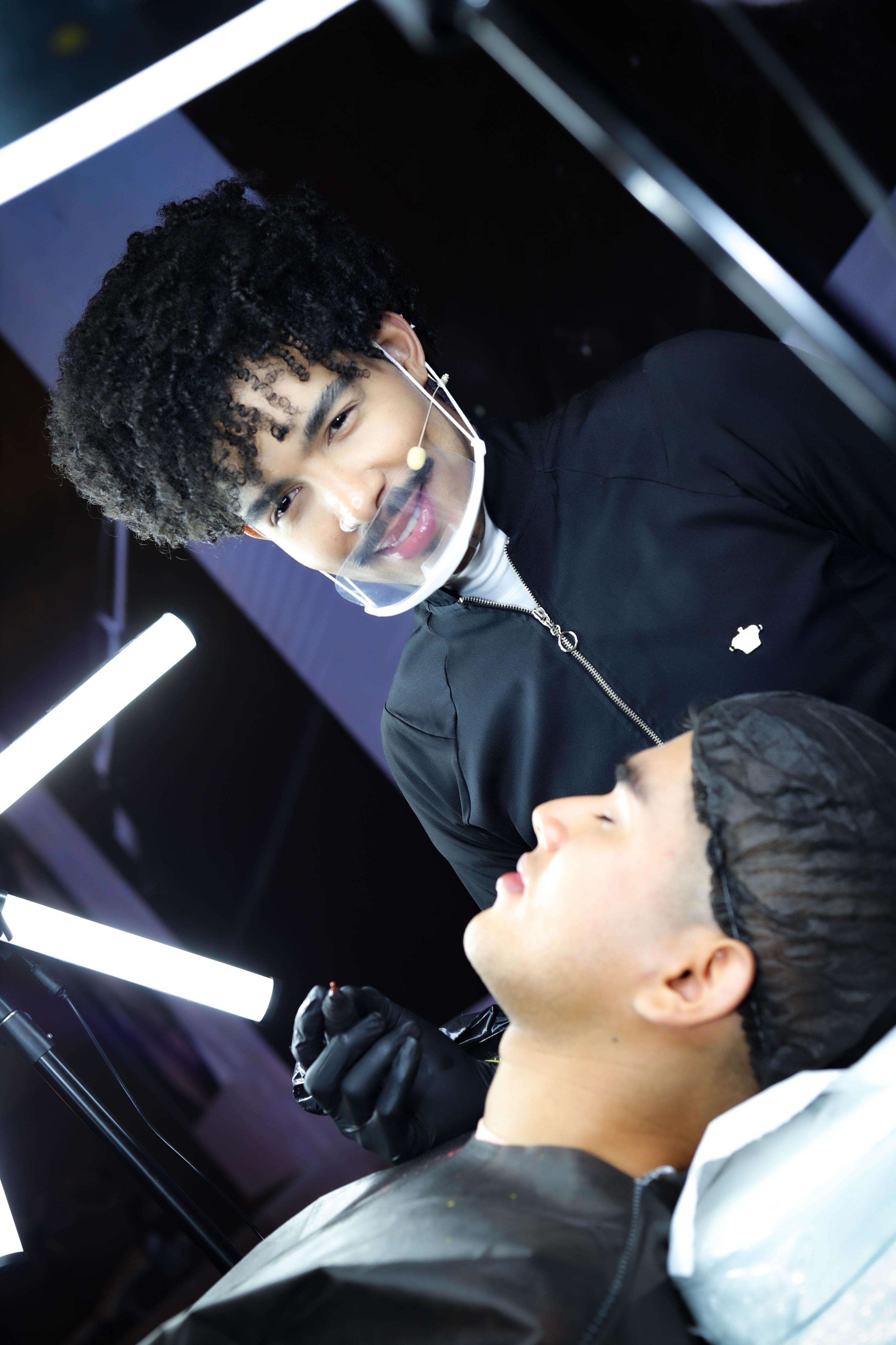 Lucas Cupertino ministrando aula sobre colorimetria em ambiente profissional